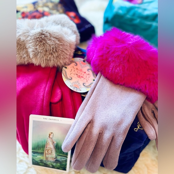 Powder Designs UK Bettina Lilac & Fuchsia Gloves Faux Fur - Picture 3 of 10